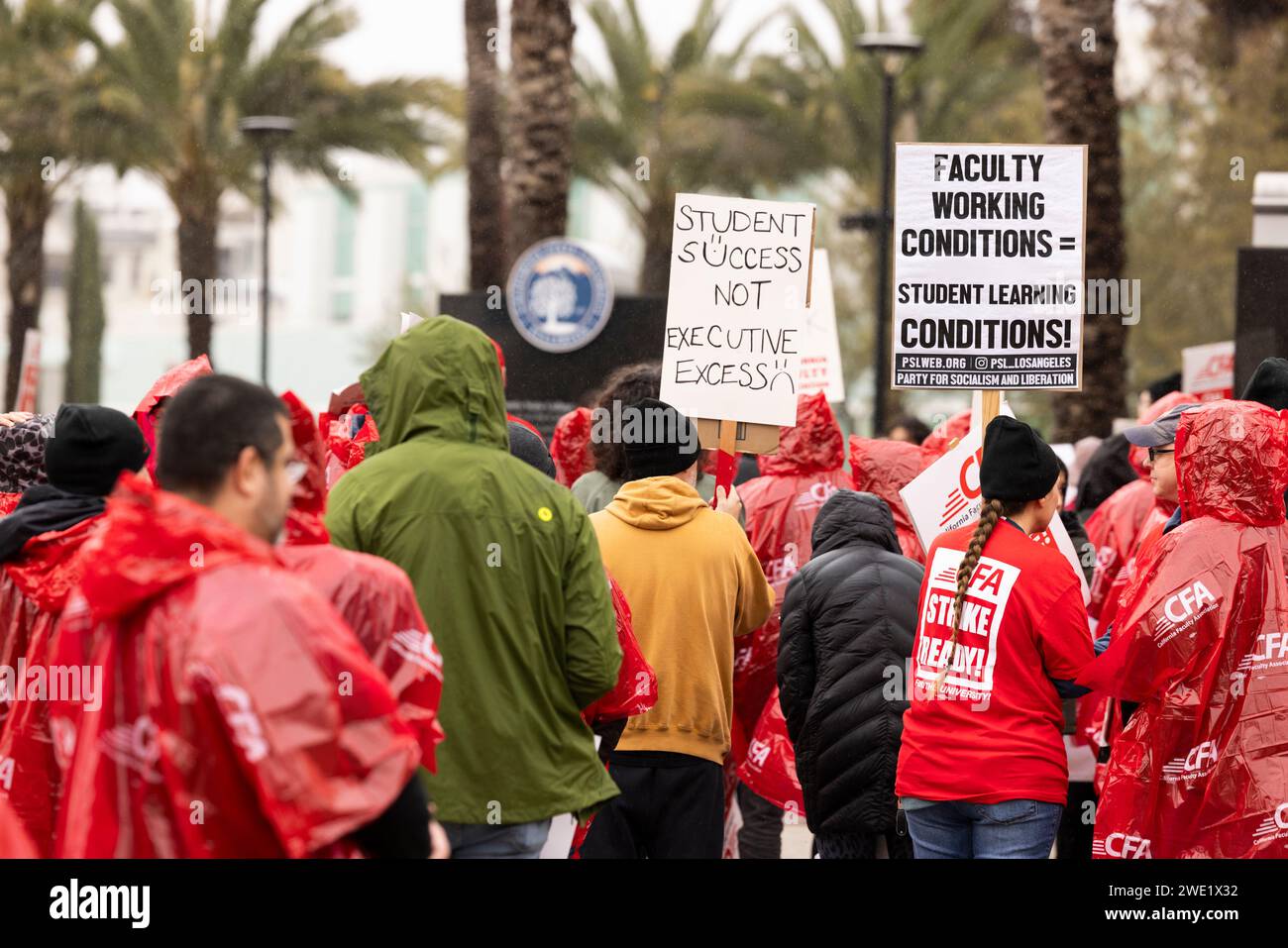 Fullerton, California, USA - 22 gennaio 2024: I membri della California Faculty Association colpiscono il campus di Cal State Fullerton il primo giorno dell'a C. Foto Stock