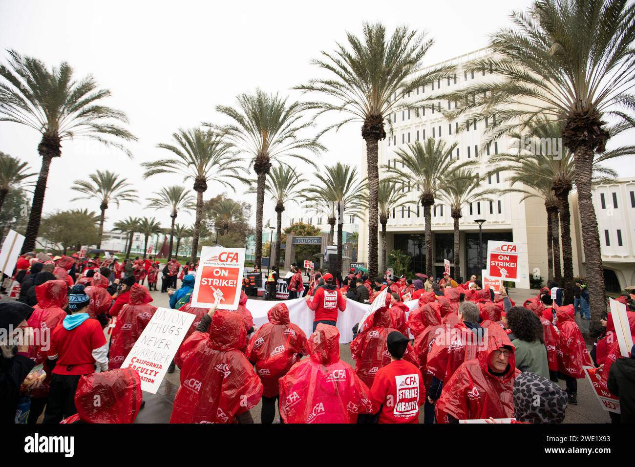 Fullerton, California, USA - 22 gennaio 2024: I membri della California Faculty Association colpiscono il campus di Cal State Fullerton il primo giorno dell'a C. Foto Stock