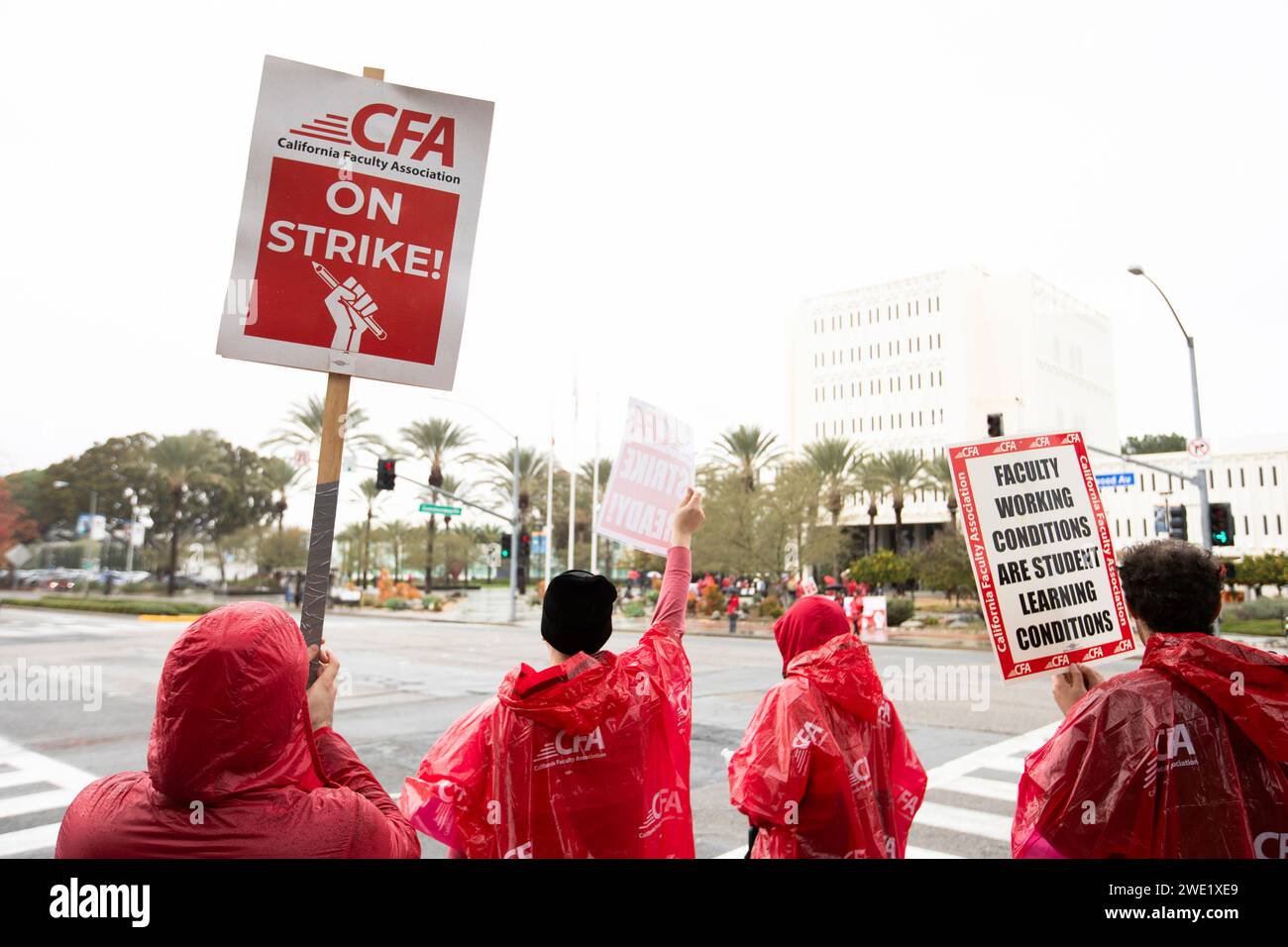 Fullerton, California, USA - 22 gennaio 2024: I membri della California Faculty Association colpiscono il campus di Cal State Fullerton il primo giorno dell'a C. Foto Stock