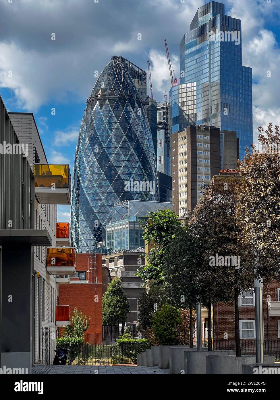 Londra, Inghilterra - 27 agosto 2022: Una vista esterna del 30 St Mary Axe, The Gherkin. Foto Stock