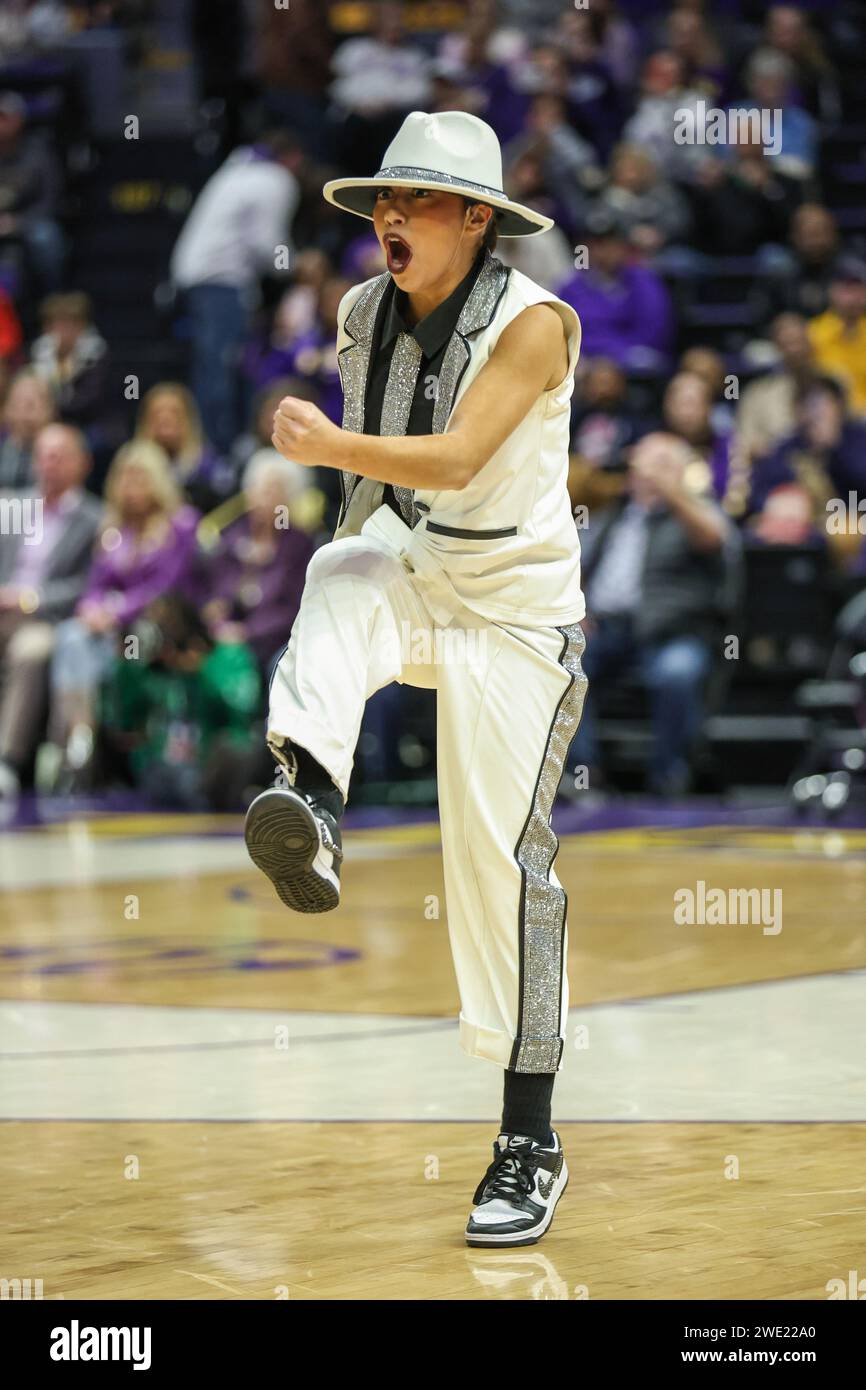 Baton Rouge, LOUISIANA, USA. 21 gennaio 2024. I membri della squadra di danza LSU Tiger Girls eseguono la loro Division IA Hip Hop National Championship Michael Jackson, una routine a tema dal campionato nazionale dell'UDA College prima della partita di pallacanestro femminile NCAA tra gli Arkansas Razorbacks e gli LSU Tigers al Pete Maravich Assembly Center di Baton Rouge, LA. Jonathan Mailhes/CSM (immagine di credito: © Jonathan Mailhes/Cal Sport Media). Credito: csm/Alamy Live News Foto Stock