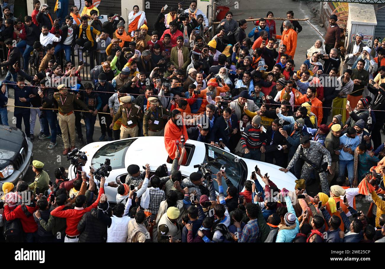 AYODHYA, INDIA - 22 GENNAIO: Baba Ramdev att Rampath durante la cerimonia di consacrazione del tempio Shri RAM Janmbhoomi il 22 gennaio 2024 ad Ayodhya, India. I devoti celebrano la cerimonia di consacrazione in tutto il mondo con gioia e fanfara. Il tempio Ramjanmbhoomi di Ayodhya fu costruito dopo una lunga battaglia in tribunale e poi la decisione della corte apice nel 2019. La disputa iniziò nel 1528 dopo che il generale di Babar Mir Baqi costruì una moschea e la chiamò Babri in un luogo che credeva essere il luogo di nascita di Lord RAM. (Foto di Deepak Gupta/Hindustan Times/Sipa USA) Foto Stock