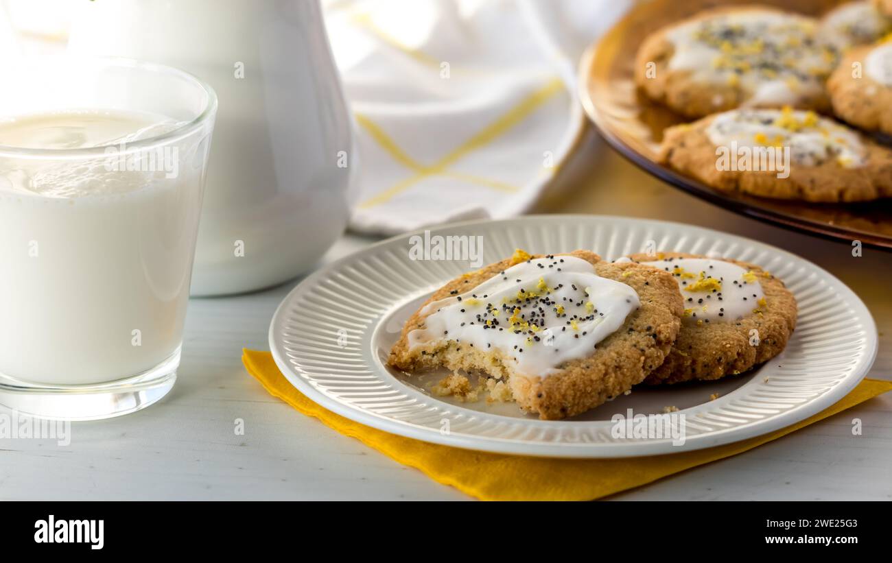 Vista ravvicinata dei biscotti fatti in casa a base di semi di limone, serviti con latte freddo Foto Stock