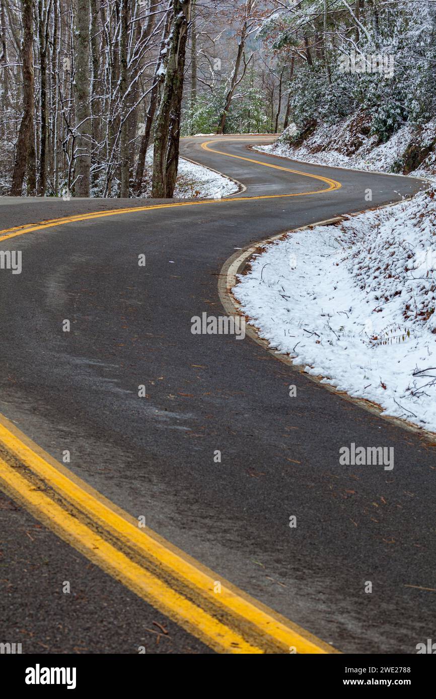 Autostrada TN 32 con neve a terra lungo il confine delle Great Smoky Mountains Foto Stock