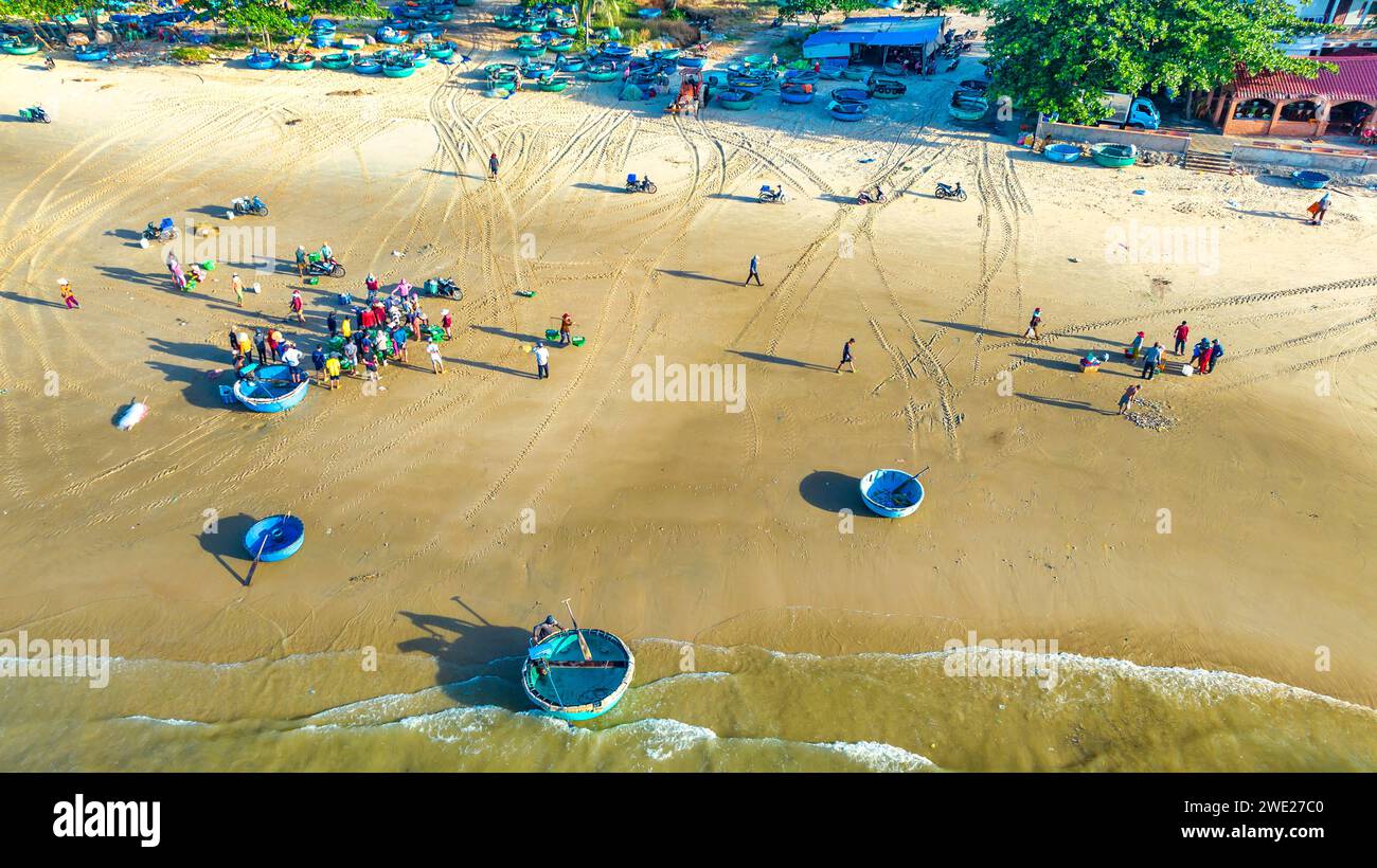 MUI ne mercato del pesce visto dall'alto, il mercato mattutino in un villaggio di pescatori costiero per acquistare e vendere frutti di mare per le province centrali del Vietnam Foto Stock