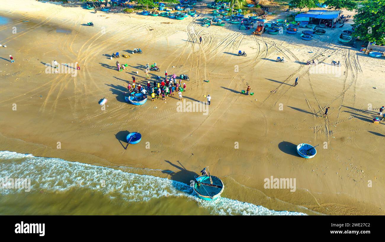 MUI ne mercato del pesce visto dall'alto, il mercato mattutino in un villaggio di pescatori costiero per acquistare e vendere frutti di mare per le province centrali del Vietnam Foto Stock