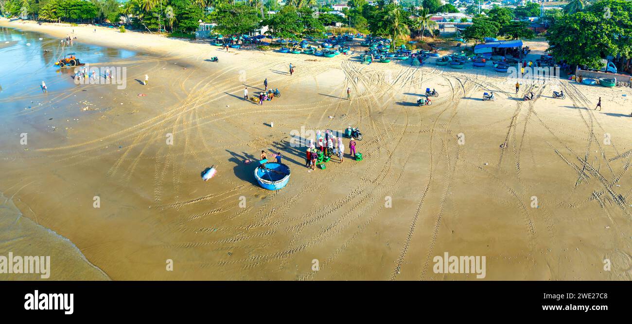 MUI ne mercato del pesce visto dall'alto, il mercato mattutino in un villaggio di pescatori costiero per acquistare e vendere frutti di mare per le province centrali del Vietnam Foto Stock