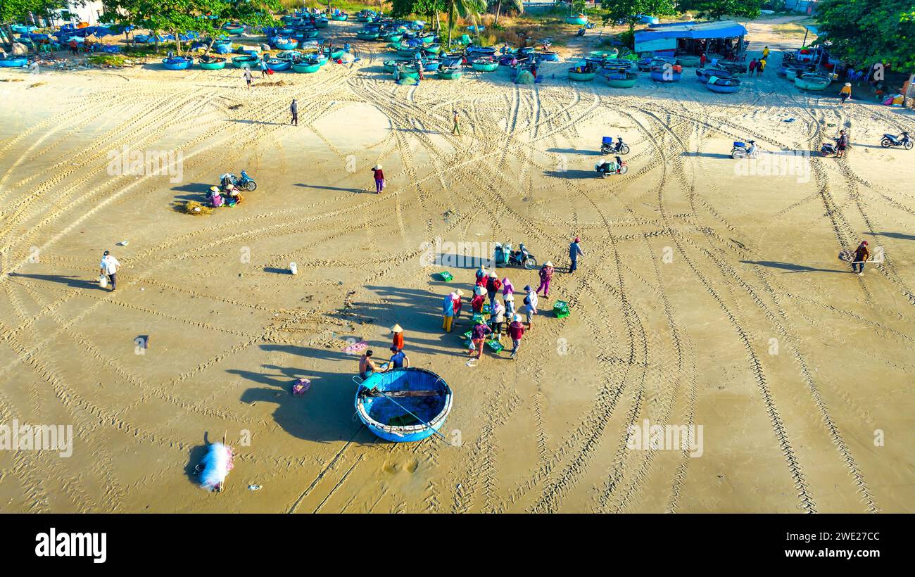 MUI ne mercato del pesce visto dall'alto, il mercato mattutino in un villaggio di pescatori costiero per acquistare e vendere frutti di mare per le province centrali del Vietnam Foto Stock