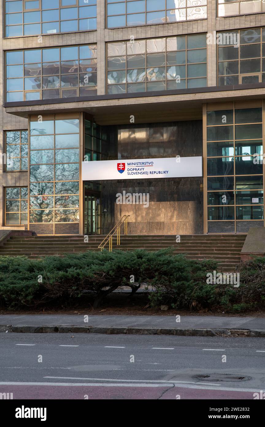 Bratislava, Slovacchia - 20 gennaio 2024: L'edificio del Ministero dei trasporti della Repubblica Slovacca. Bratislava. Slovacchia. Foto Stock