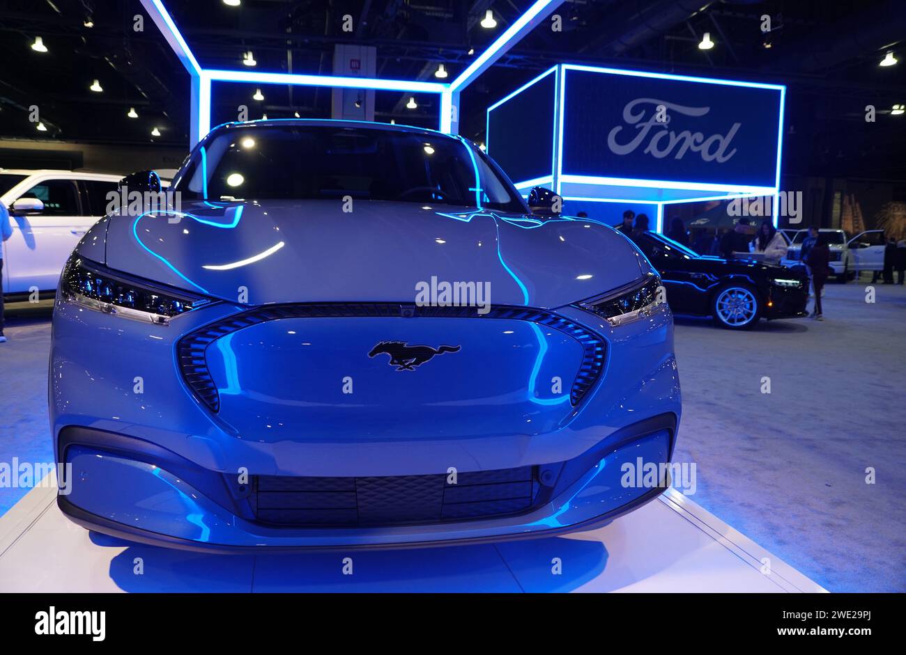 Filadelfia, Pennsylvania, Stati Uniti - 14 gennaio 2024 - il colore argento del SUV Crossover All-Electric Ford Mustang Mach-e GT del 2024 Foto Stock