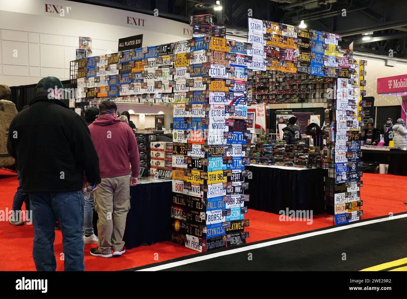 Philadelphia, Pennsylvania, U.S.A - 14 gennaio 2024 - Un fornitore che vende una varietà di targhe per auto al salone Foto Stock