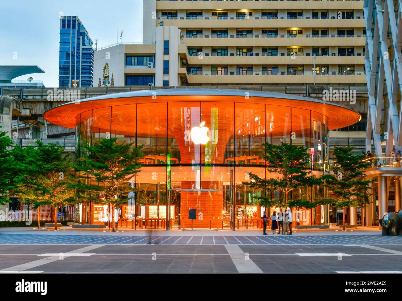 BANGKOK, THAILANDIA - 28 LUGLIO 2020: Vista del Twilight Time sul nuovo edificio dell'Apple Store presso il centro commerciale Central World, questo è il secondo Apple Store in Thailandia Foto Stock
