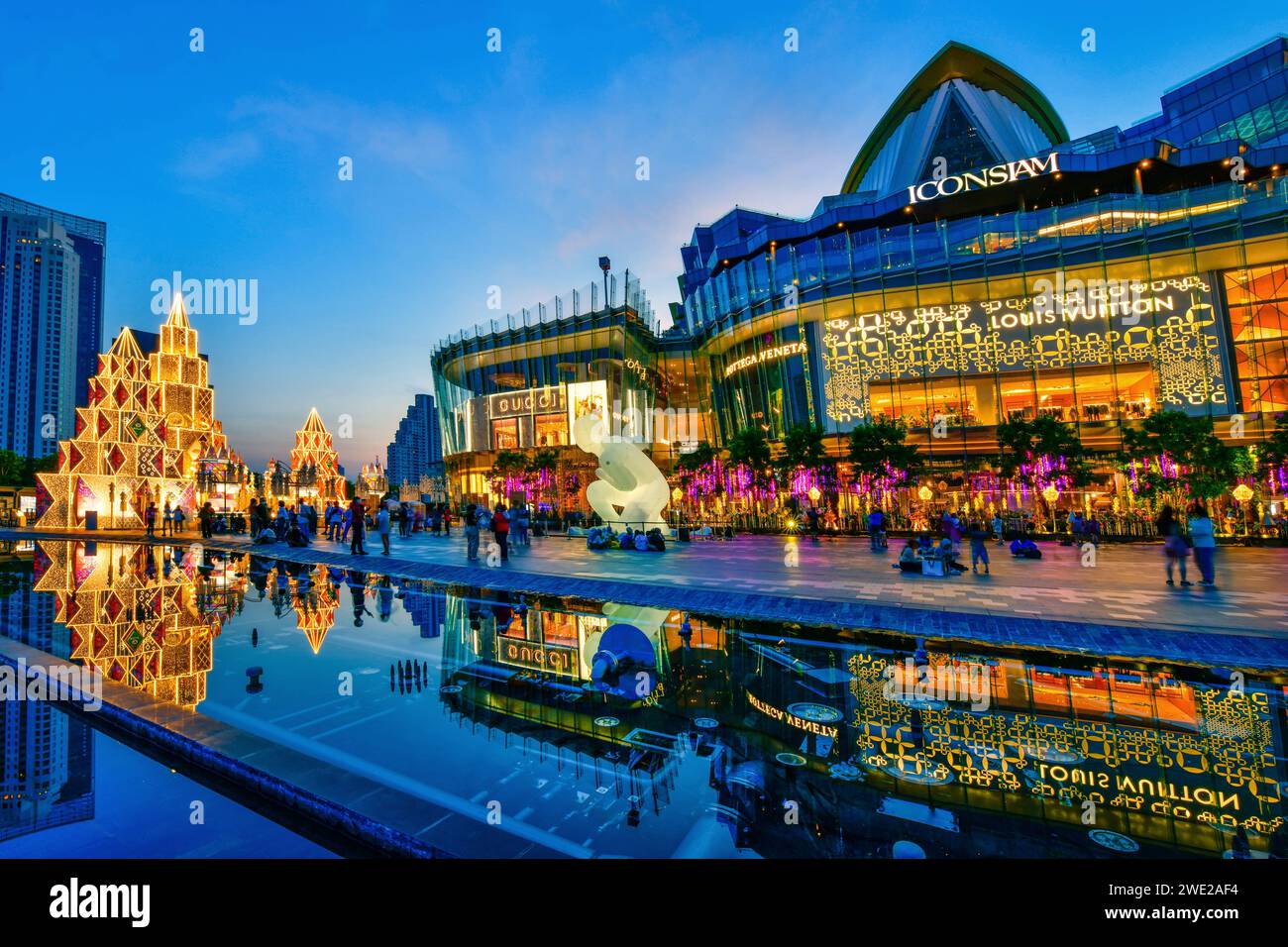 Bangkok, Thailandia - novembre 20,2020: Illuminazione Iconsiam e decorazioni colorate per celebrare l'evento di Capodanno lungo la baia di Chao Phraya Foto Stock