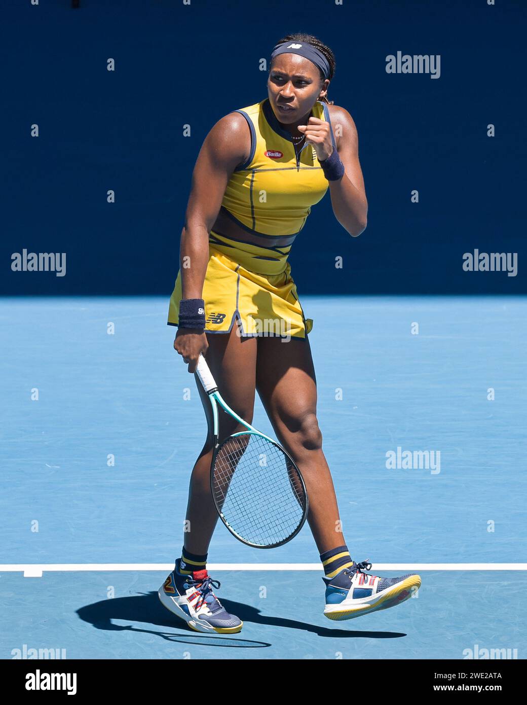 Melbourne, Australia. 23 gennaio 2024. COCO GAUFF degli Stati Uniti d'America in azione contro Marta KOSTYUK dell'Ucraina sulla Rod Laver Arena in una partita dei quarti di finale di singolare femminile il giorno 10 degli Australian Open 2024 a Melbourne, in Australia. Sydney Low/Cal Sport Media/Alamy Live News Foto Stock