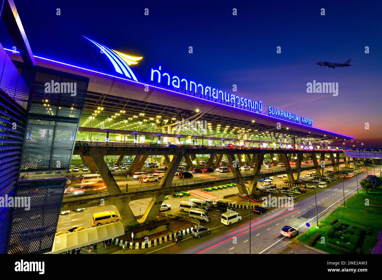 Al crepuscolo, l'aeroporto di Suvarnabhumi è il più grande terminal aeroportuale a edificio singolo progettato da Helmut Jahn. Foto Stock