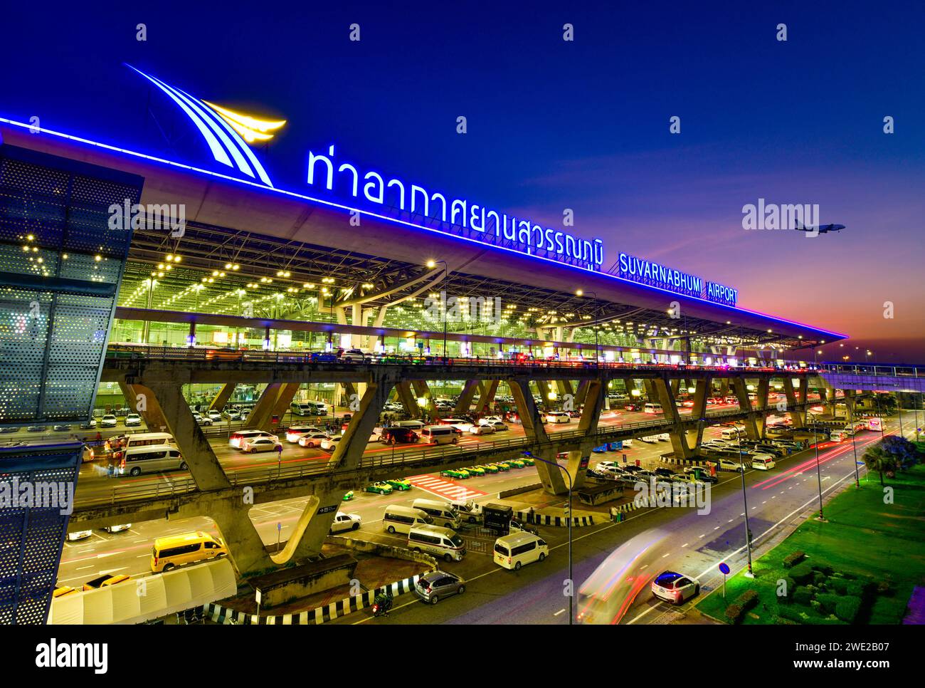 Al crepuscolo, l'aeroporto di Suvarnabhumi è il più grande terminal aeroportuale a edificio singolo progettato da Helmut Jahn. Foto Stock