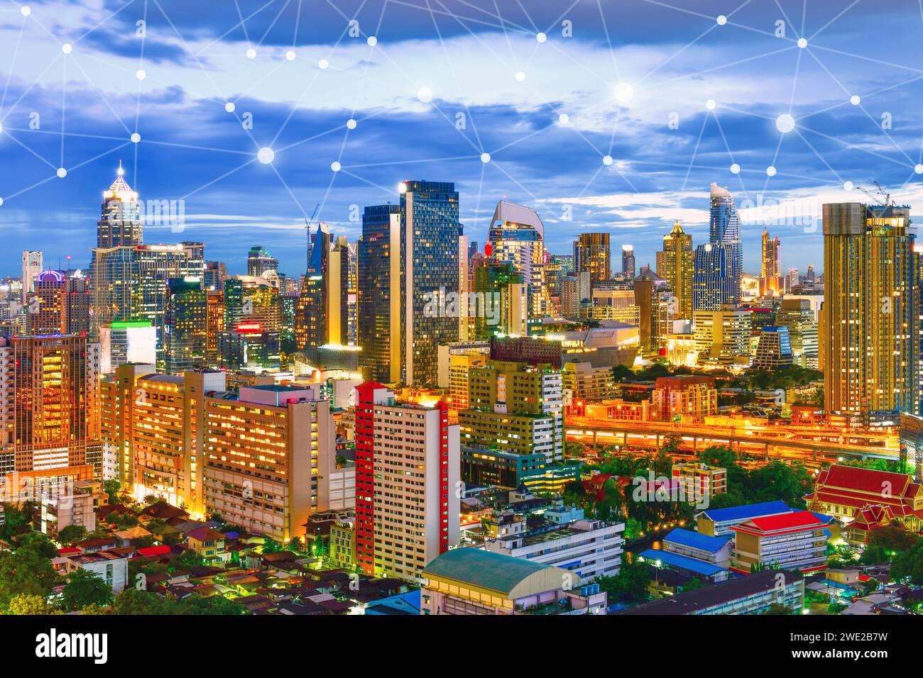 Città moderna al crepuscolo con concetto di comunicazione wireless con connessione di rete Foto Stock