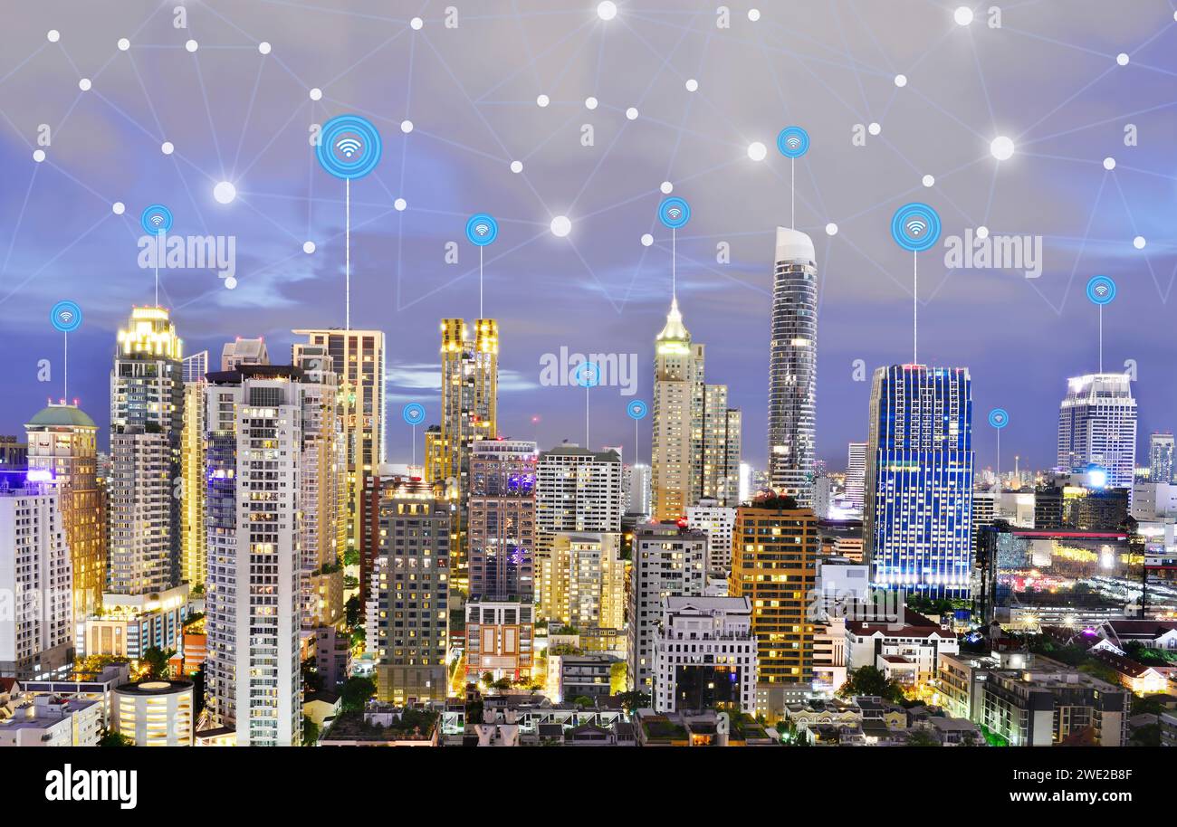 Città moderna al crepuscolo con concetto di comunicazione wireless con connessione di rete Foto Stock