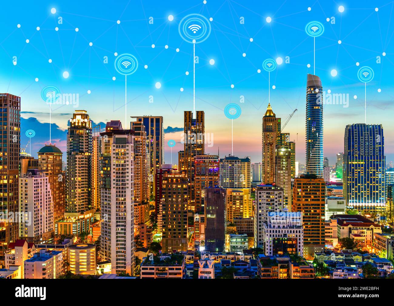 Città moderna al crepuscolo con concetto di comunicazione wireless con connessione di rete Foto Stock