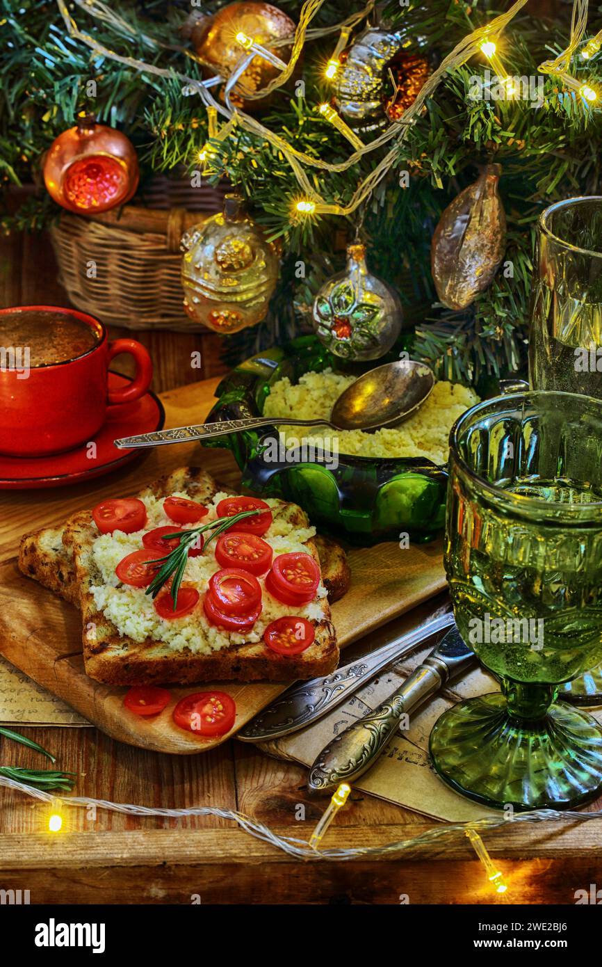 Panini con formaggio e pomodori su fondo di legno Foto Stock