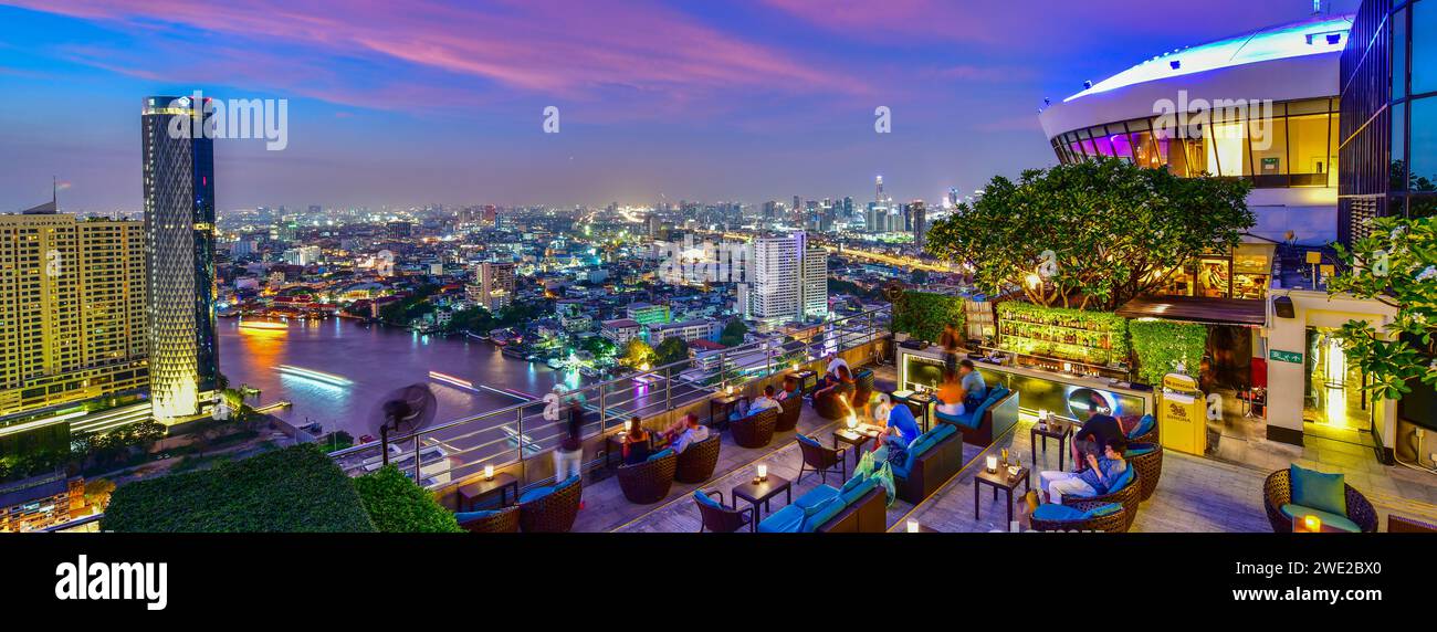 BANGKOK, THAILANDIA, 20 MAGGIO 2019: Ristorante divano bar con vista del paesaggio urbano di Bangkok presso la Three Sixty Lounge del Millennium Hilton Bangkok Hotel in B. Foto Stock