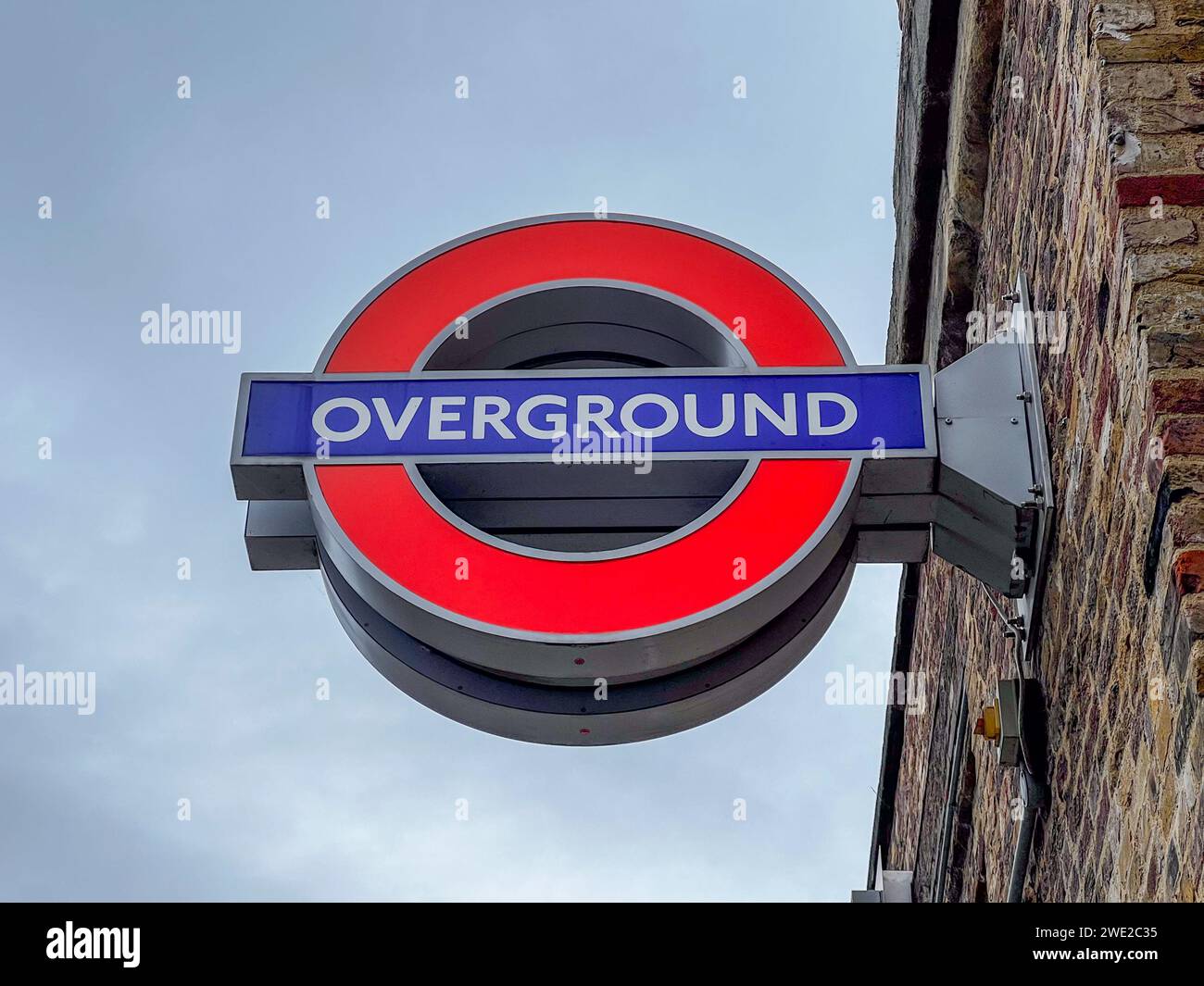 Londra, Regno Unito - 30 agosto 2022: Segnale Overground per London Transit a Hoxton, Regno Unito. Foto Stock