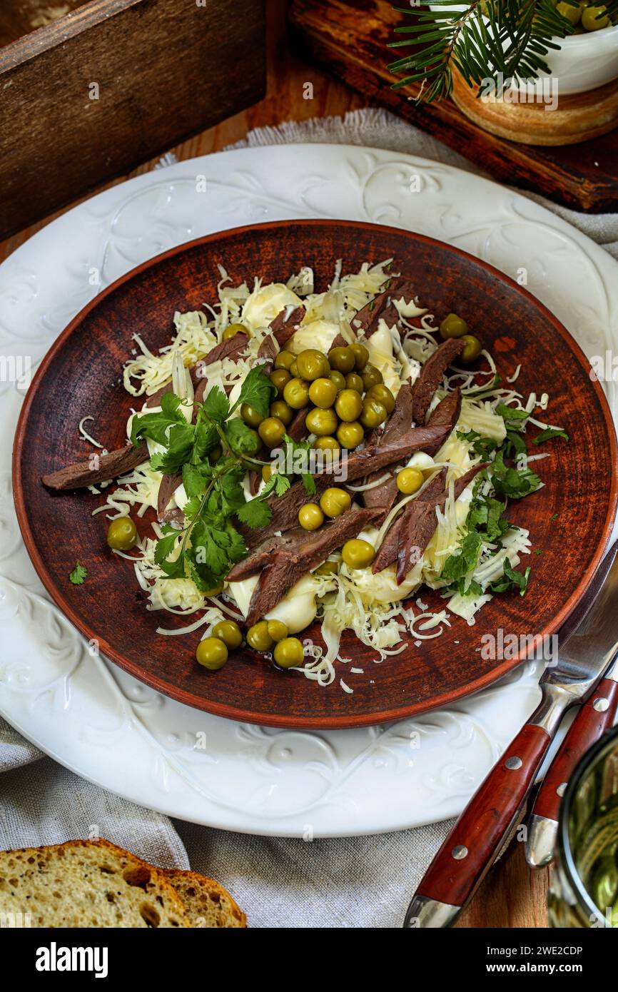 Insalata con cuore, formaggio, piselli e coriandolo Foto Stock