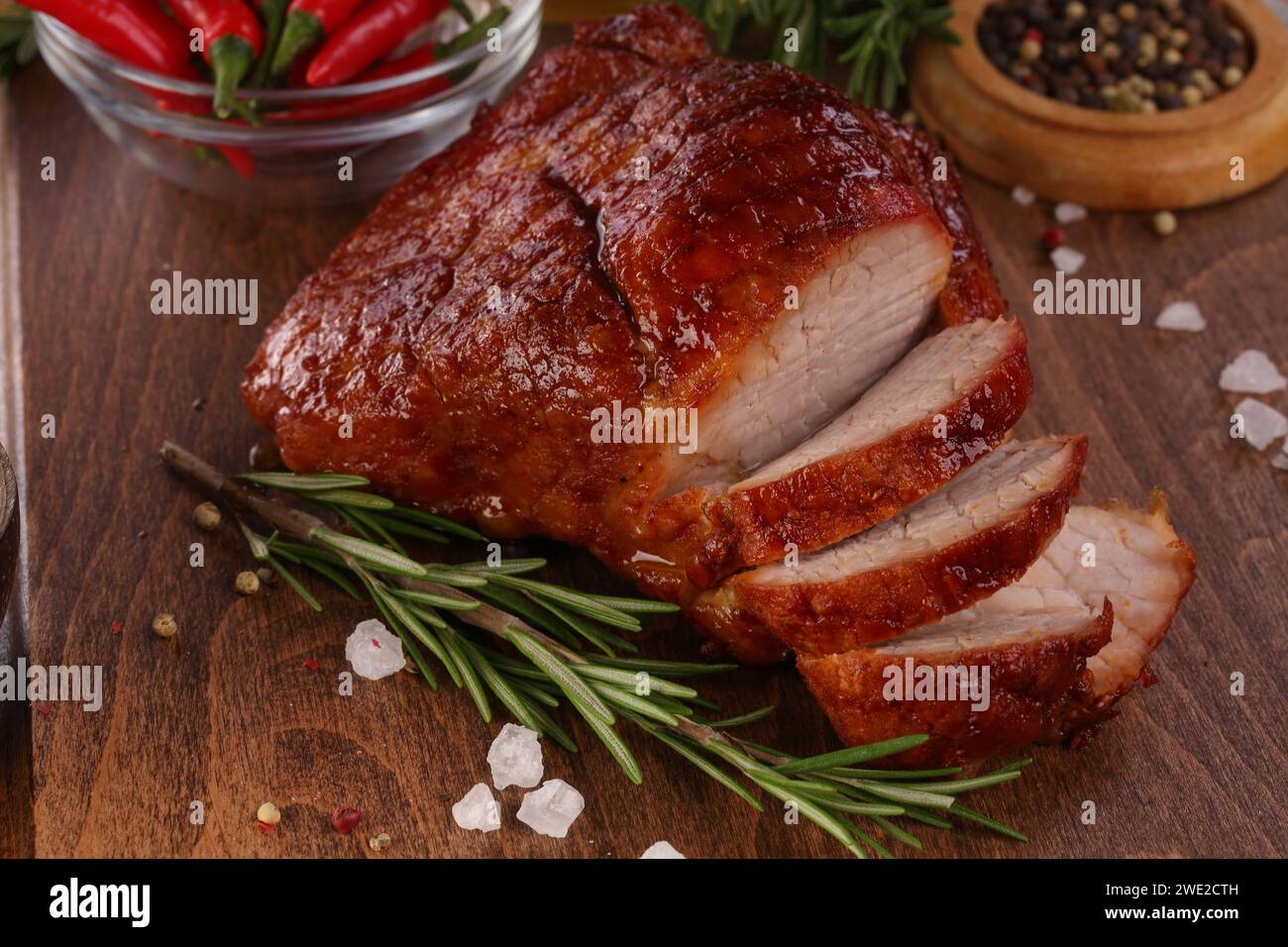 Carne di maiale bollita su uno sfondo di legno Foto Stock