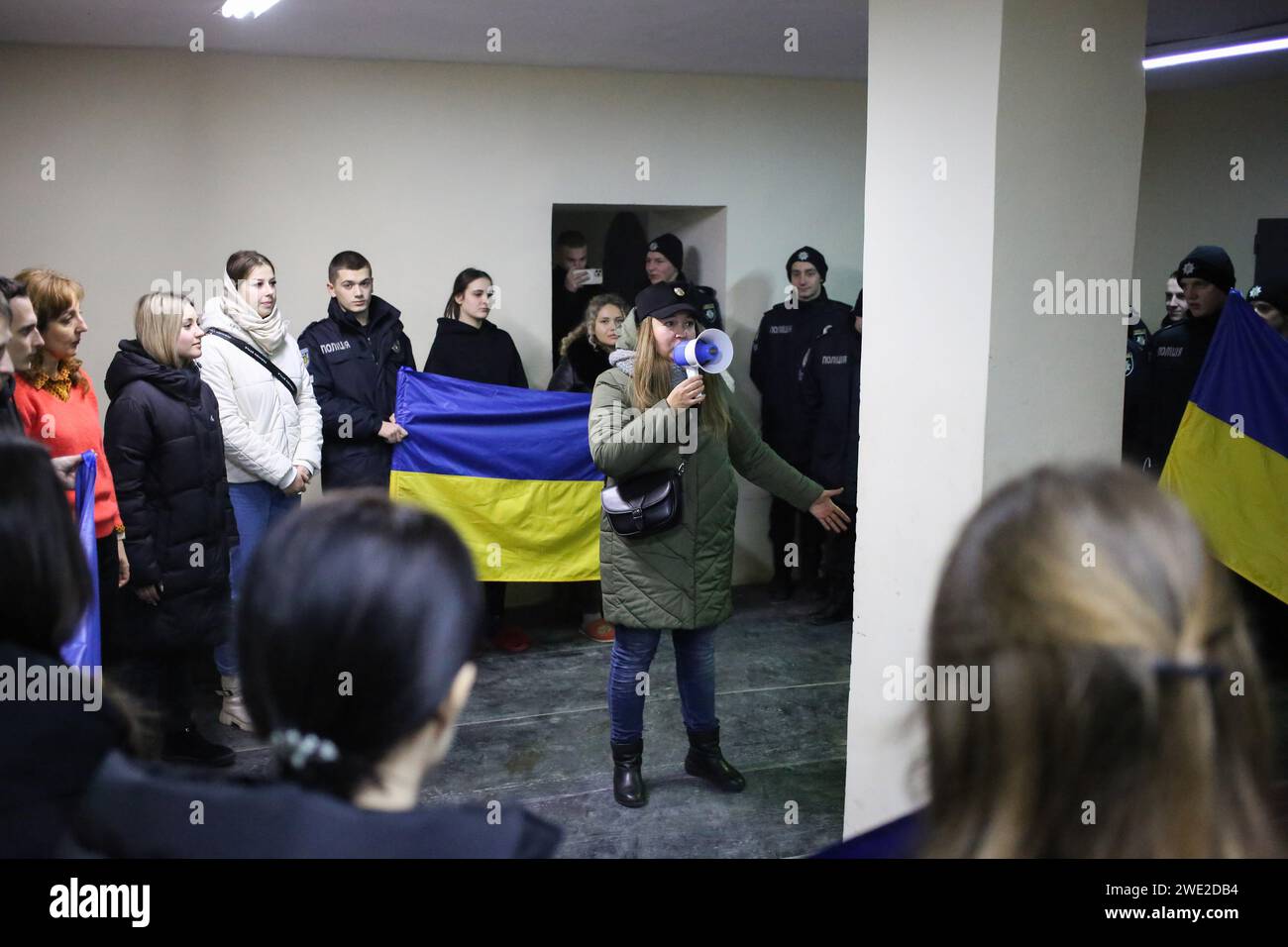 Natalia Mikhailenko (con megafono) direttrice del Centro regionale di istruzione Patriottica di Odesa parla agli studenti dell'Università statale degli affari interni di Odesa in un rifugio antiaereo durante un raid aereo nel giorno dell'unità dell'Ucraina in via Kanatnaya. Gli eventi all'aperto programmati in onore del giorno dell'unità dell'Ucraina sono stati spostati in un rifugio antiaereo a causa di un allarme antiaereo.la legge sull'unificazione è stato un accordo firmato il 22 gennaio 1919, dalla Repubblica Popolare Ucraina e dalla Repubblica Popolare Ucraina Occidentale in Piazza Santa Sofia a Kiev. Dal 1999 il giorno dell'unità dell'Ucraina, celebrato ogni y Foto Stock