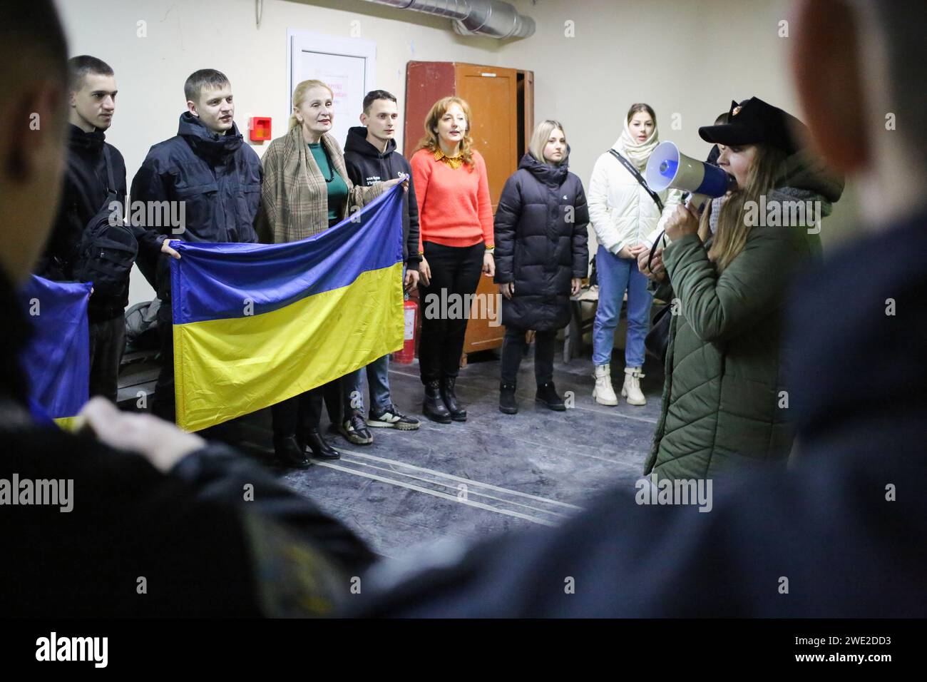 Natalia Mikhailenko (con megafono) direttrice del Centro regionale di istruzione Patriottica di Odesa parla agli studenti dell'Università statale degli affari interni di Odesa in un rifugio antiaereo durante un raid aereo nel giorno dell'unità dell'Ucraina in via Kanatnaya. Gli eventi all'aperto programmati in onore del giorno dell'unità dell'Ucraina sono stati spostati in un rifugio antiaereo a causa di un allarme antiaereo.la legge sull'unificazione è stato un accordo firmato il 22 gennaio 1919, dalla Repubblica Popolare Ucraina e dalla Repubblica Popolare Ucraina Occidentale in Piazza Santa Sofia a Kiev. Dal 1999 il giorno dell'unità dell'Ucraina, celebrato ogni y Foto Stock