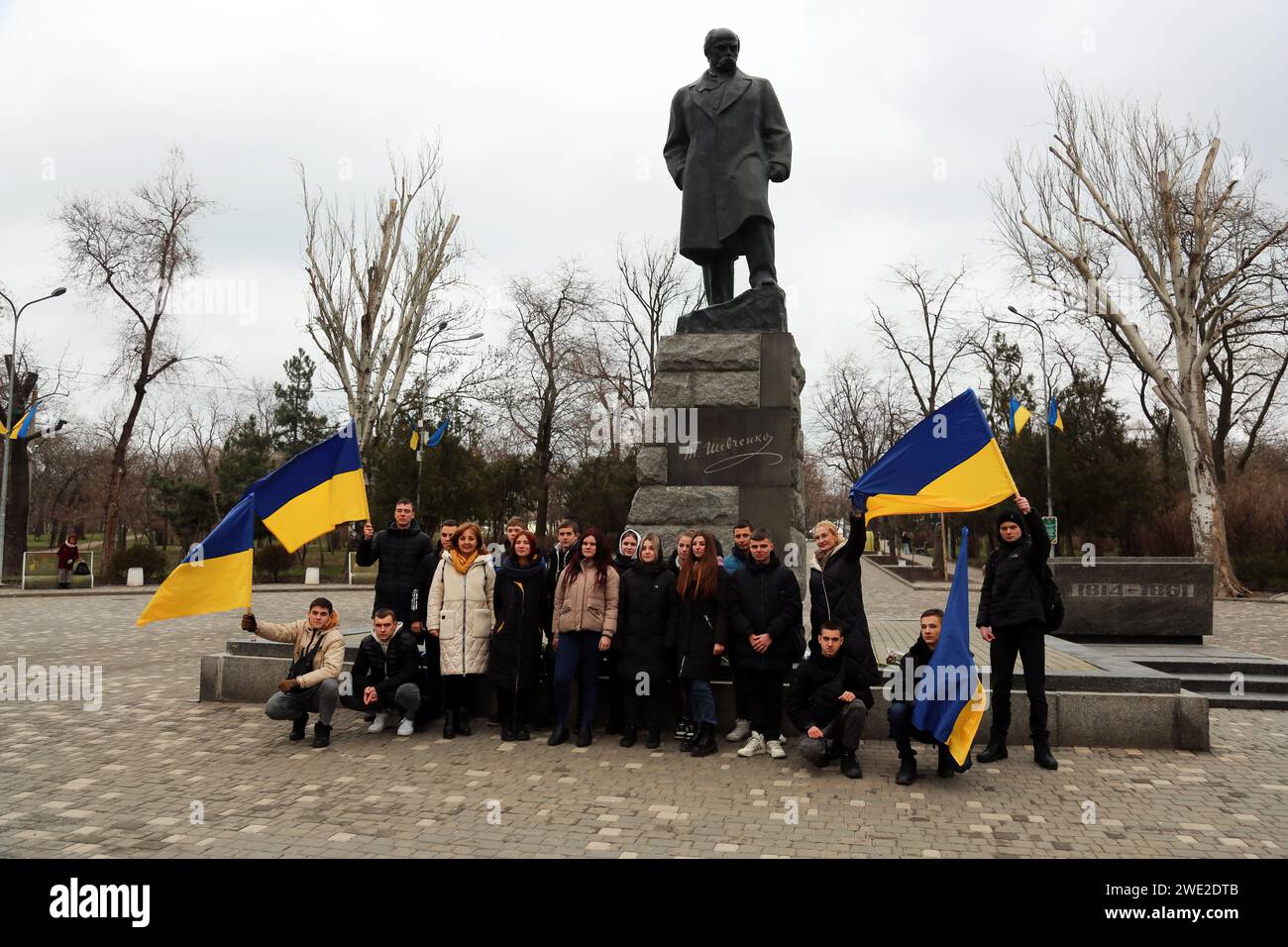 I cadetti dell'Università Statale degli affari interni di Odesa si ergono con le bandiere dell'Ucraina vicino al monumento a Taras Shevchenko nel giorno dell'unità dell'Ucraina nel parco centrale della cultura e dello svago che prende il nome da Taras Shevchenko. Gli eventi all'aperto programmati in onore del giorno dell'unità dell'Ucraina sono stati spostati in un rifugio antiaereo a causa di un allarme antiaereo.la legge sull'unificazione è stato un accordo firmato il 22 gennaio 1919, dalla Repubblica Popolare Ucraina e dalla Repubblica Popolare Ucraina Occidentale in Piazza Santa Sofia a Kiev. Dal 1999 il giorno dell'unità dell'Ucraina, celebrato ogni anno il 22 gennaio Foto Stock