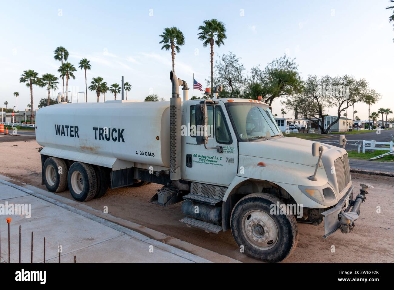 Autocarro articolato bianco parcheggiato in un cantiere stradale a McAllen, Texas, Stati Uniti. Foto Stock