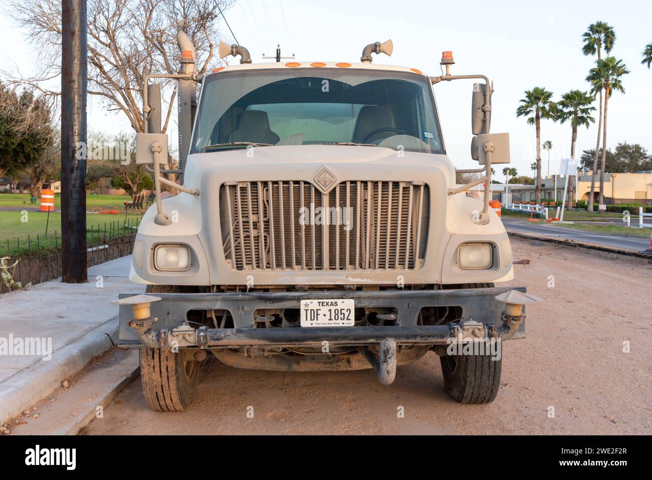 Parte anteriore del camion per l'acqua sporca e funzionante parcheggiato sul cantiere, lavori stradali, McAllen, Texas, USA. Foto Stock