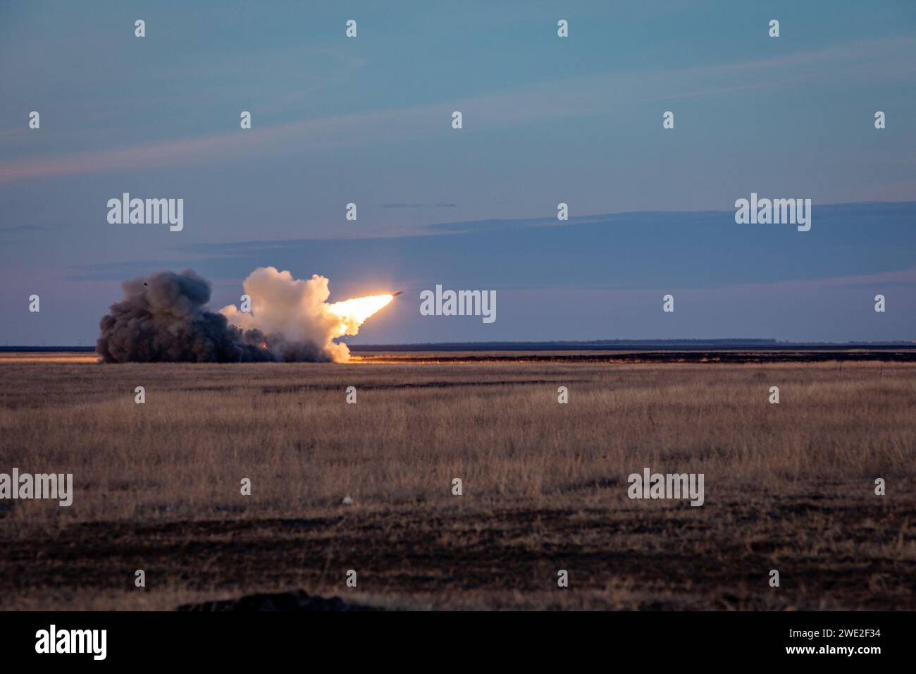 Romania. 17 gennaio 2024. Un M142 High Mobility Artillery Rocket System si attiva dalla Smardan Training area, situata nella contea di Galati, Moldavia occidentale, Romania, a gennaio. 17, 2024. I razzi di pratica a raggio ridotto sono stati lanciati dall'8th Field Artillery Brigade rumena, e supportato dall'US Army 4th Battalion, 4th Security Forces Assistance Brigade, unita alla Task Force 82 l'esercitazione di artiglieria ha dato ai membri dell'equipaggio di artiglieria l'opportunità di condurre missioni di fuoco sull'HIMARS per aumentare la prontezza e la competenza sulla piattaforma di combattimento. (Immagine di credito: © U.S. Army/ZUMA Press Wi Foto Stock