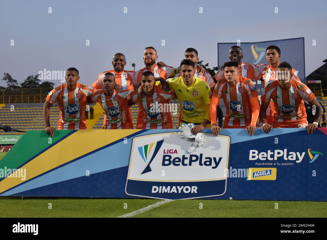 Bogotà, Colombia. 22 gennaio 2024. La squadra di Envigado posa per la foto ufficiale della partita durante la partita Equidad vs Envigado per la lega Betplay Dimayor nello stadio Techo di Bogotà, Colombia, 22 gennaio 2024. Foto di: Cristian Bayona/Long Visual Press Credit: Long Visual Press/Alamy Live News Foto Stock