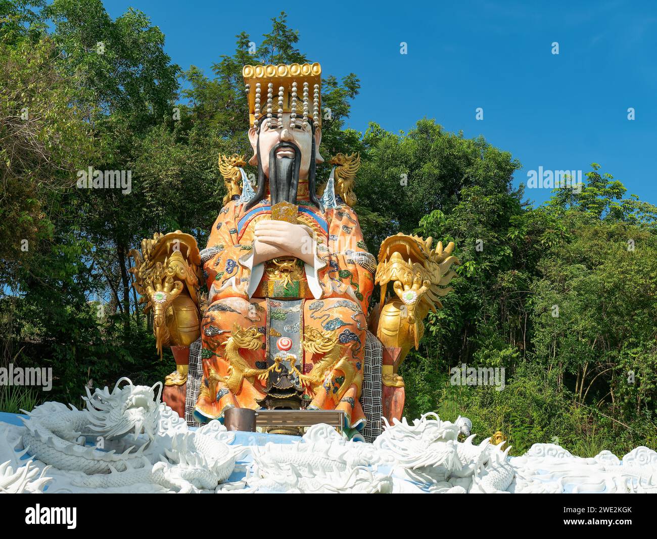 Statua dell'Imperatore di Giada, o nonno celeste seduto in un mare di draghi, una divinità della mitologia cinese alla vetta del Hat Yai Municipality Park Foto Stock