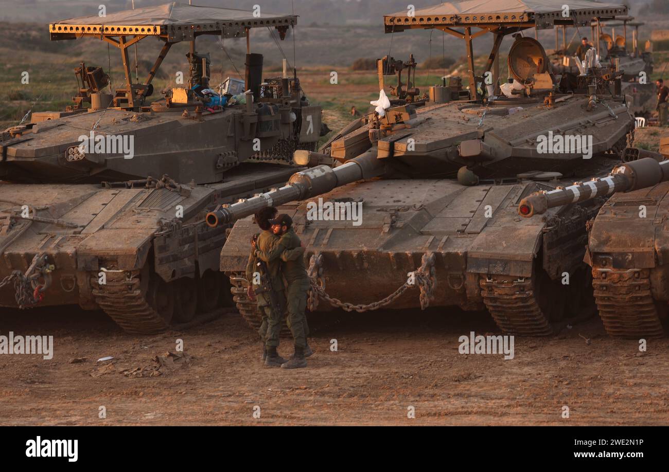 Pechino, Israele. 21 gennaio 2024. Le truppe israeliane sono viste vicino al confine con la Striscia di Gaza, nel sud di Israele, 21 gennaio 2024. Domenica il primo ministro israeliano Benjamin Netanyahu ha respinto la proposta di un accordo di cessate il fuoco, secondo quanto riferito, avanzato dal Qatar, dagli Stati Uniti e dall'Egitto, mentre l'esercito israeliano ha continuato a sterminare l'enclave palestinese. Crediti: Gil Cohen Magen/Xinhua/Alamy Live News Foto Stock