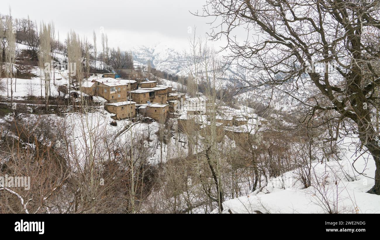 Hizan, un remoto villaggio nell'Anatolia della Turchia orientale con case in pietra e paesaggi innevati. Il paesaggio ghiacciato cattura l'essenza dell'inverno in Hizan Foto Stock