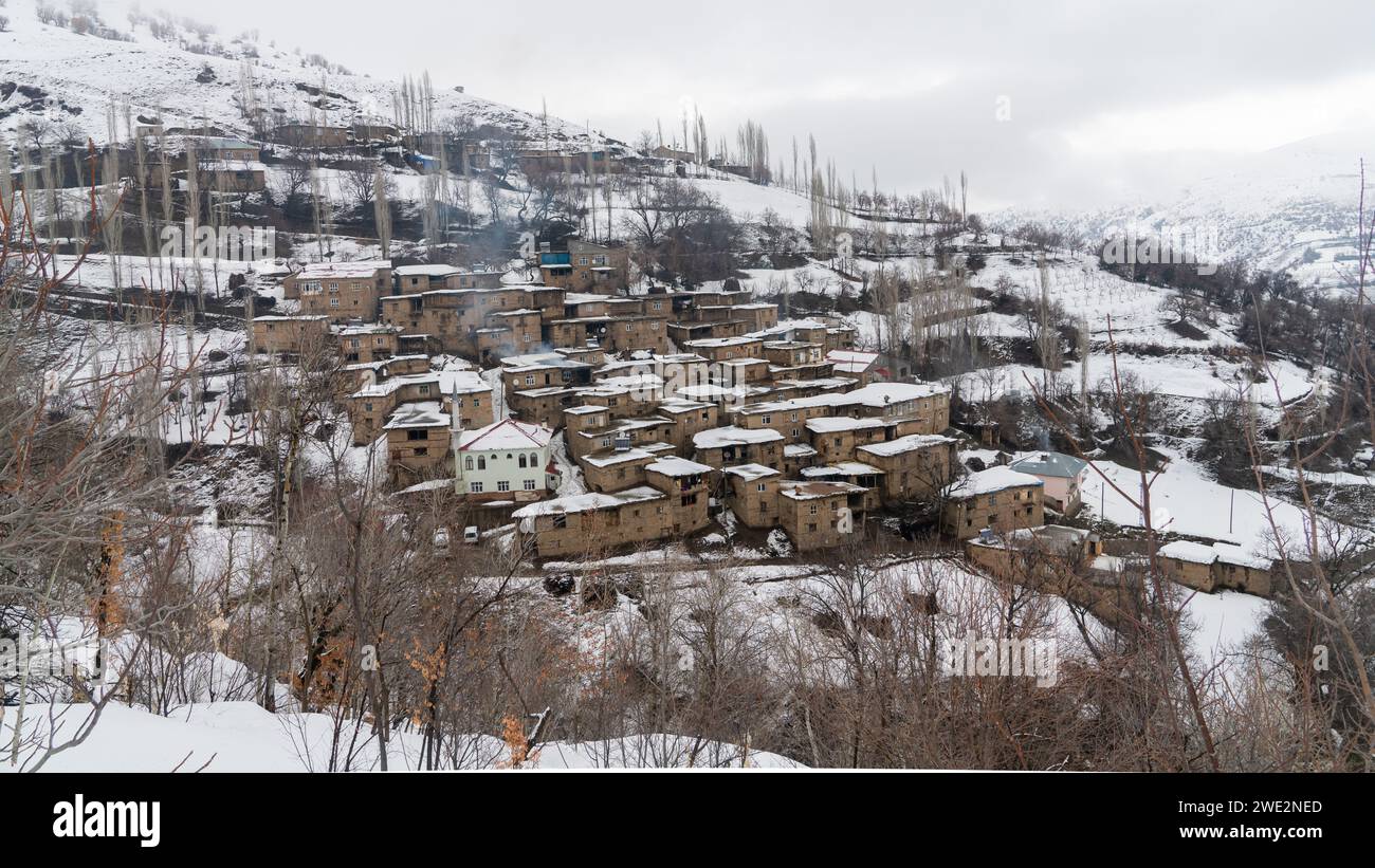 Hizan, un remoto villaggio nell'Anatolia della Turchia orientale con case in pietra e paesaggi innevati. Il paesaggio ghiacciato cattura l'essenza dell'inverno in Hizan Foto Stock
