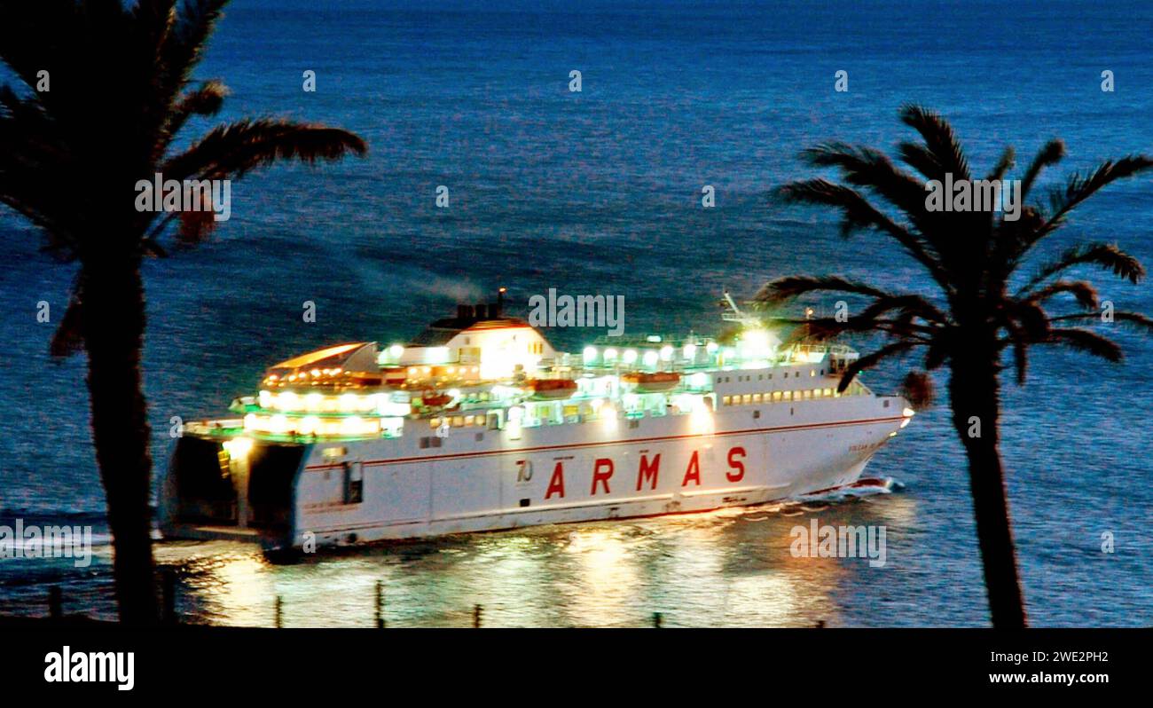 Versorgungsschiff Fähre Armas fährt tägl. mit der Fred. Olsen Gran Canaria - Fuerteventura und Zurück Personen PKW LKW - hier 02.04.2015 *** fornire nave traghetto Armas naviga tutti i giorni con Fred Olsen Gran Canaria Fuerteventura e ritorno camion passeggeri qui 02 04 2015 Foto Stock