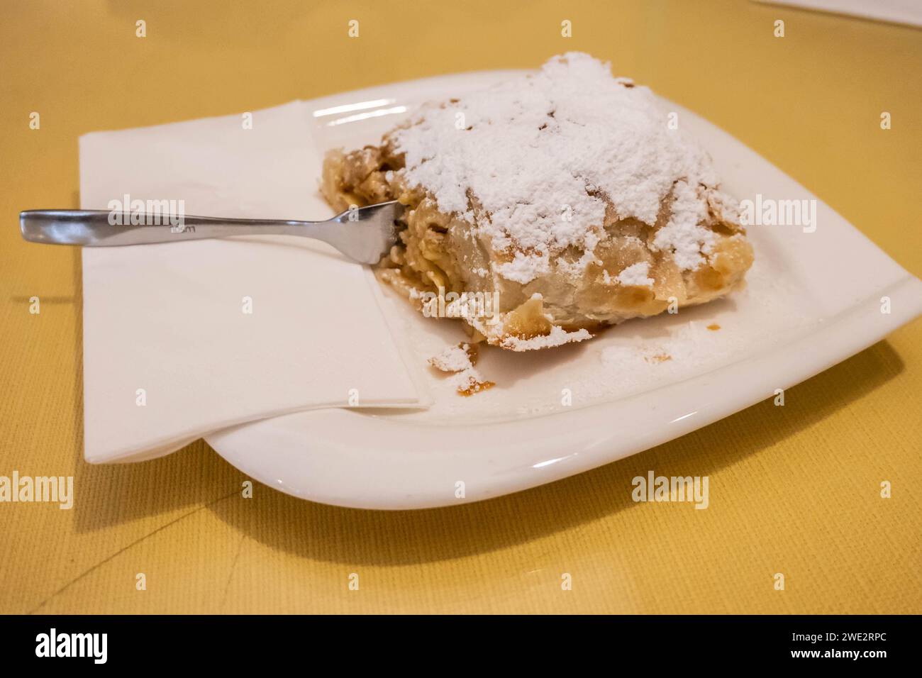 Dessert tradizionale di strudel di mele a Vienna, Austria Foto Stock