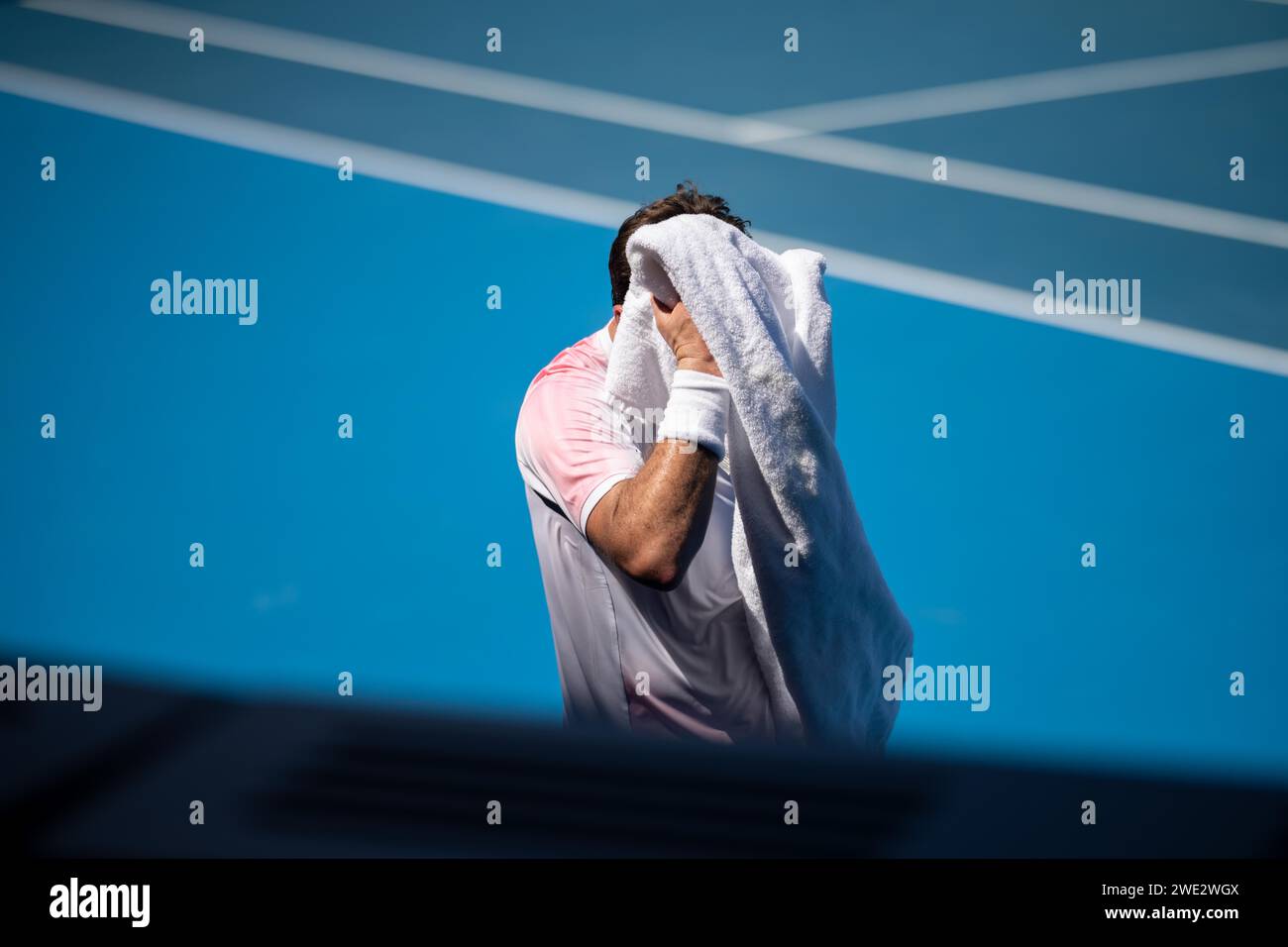 tennista che si asciuga con un asciugamano su un campo da tennis in estate Foto Stock