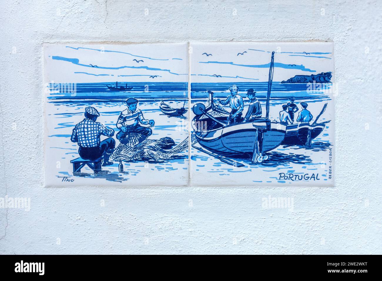 Piastrelle blu portoghesi Una scena di pescatori che si prendono cura delle loro reti su Una spiaggia, piastrelle di ceramica fuori Da Una casa ad Albufeira Portogallo, 20 gennaio 2024 Foto Stock