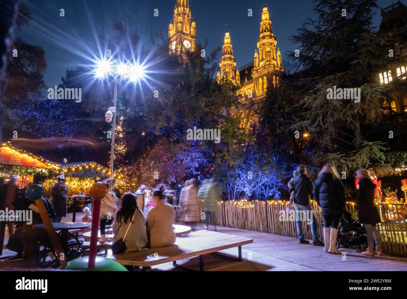 VIENNA, AUSTRIA - 20 novembre 2023: Mercatino di Natale Christkindlmarkt al Rathaus di Vienna, Austria Foto Stock