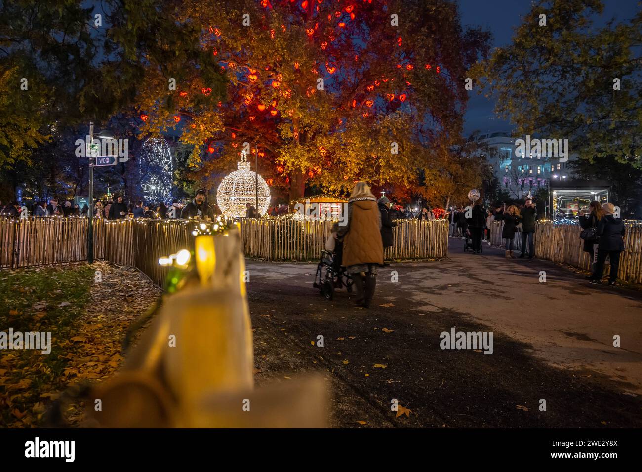 VIENNA, AUSTRIA - 20 novembre 2023: Mercatino di Natale Christkindlmarkt al Rathaus di Vienna, Austria Foto Stock
