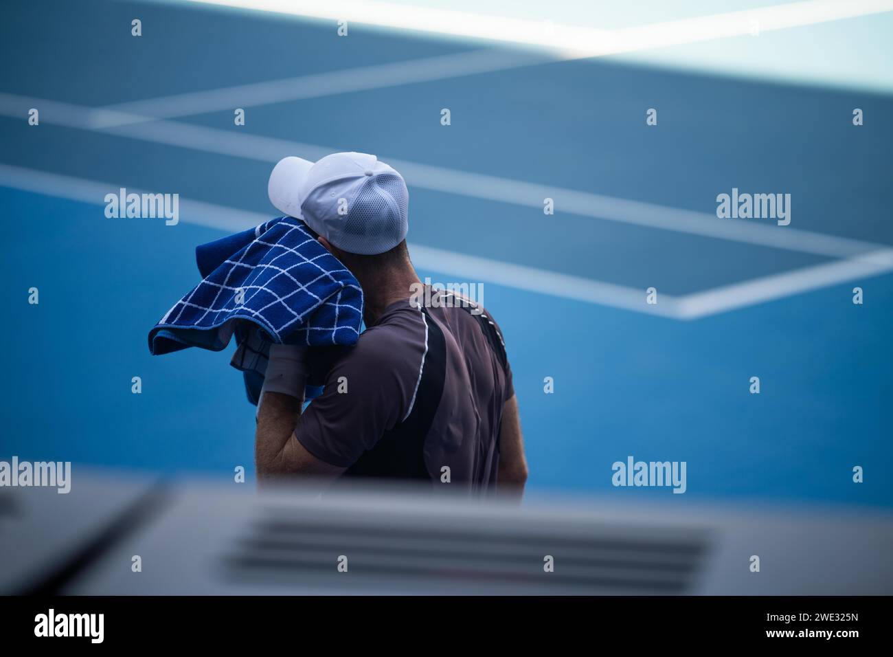 tennista che si asciuga con un asciugamano su un campo da tennis in estate Foto Stock