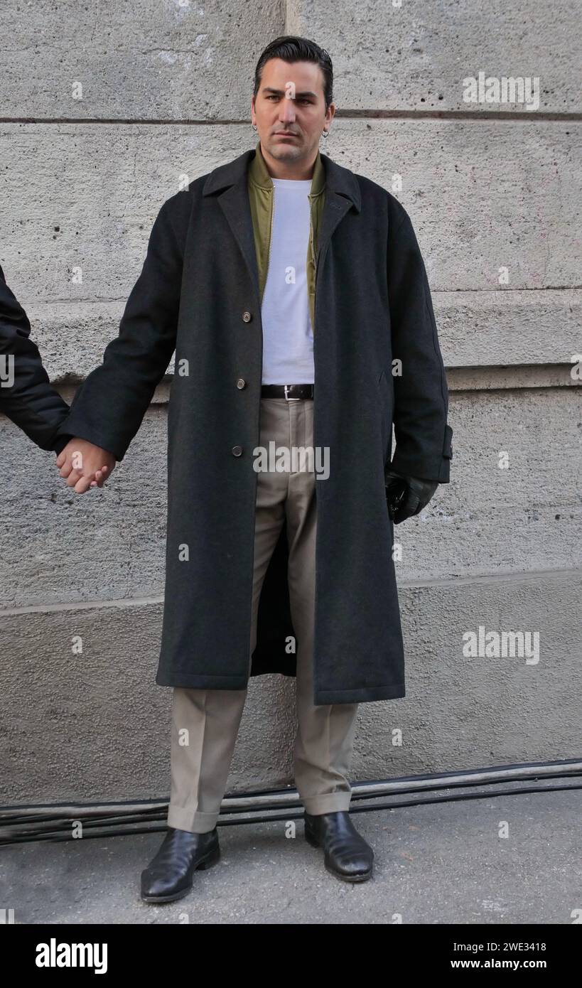 Edoardo Dionea Cicconi outfit Street style prima della sfilata di Jordan Luca durante la settimana della moda di Milano, collezione uomo autunno inverno 2024/2025 Foto Stock