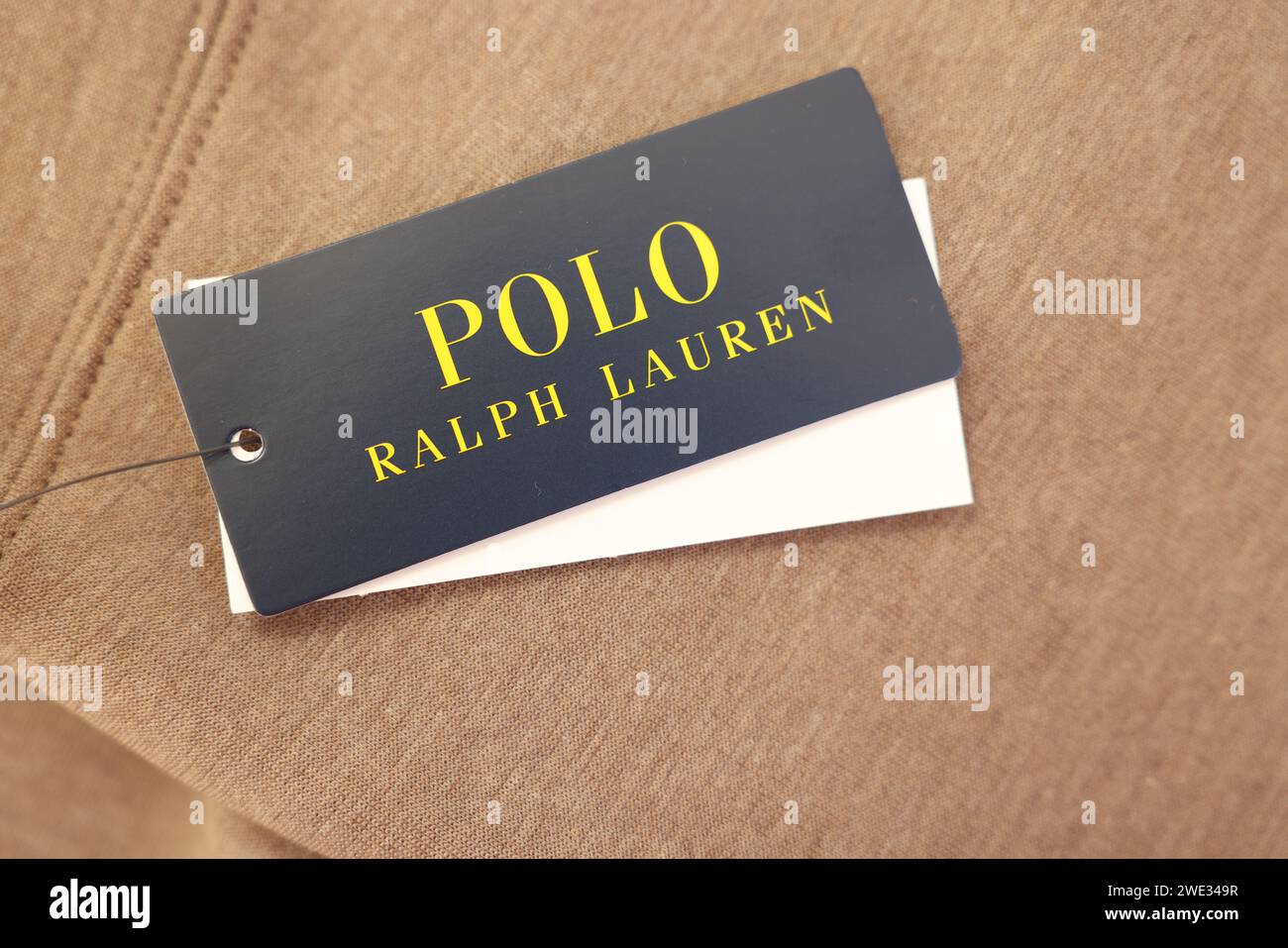 Leida, Paesi Bassi - 6 dicembre 2023: Etichette di abbigliamento Polo Ralph Lauren su indumenti marroni, vista dall'alto Foto Stock