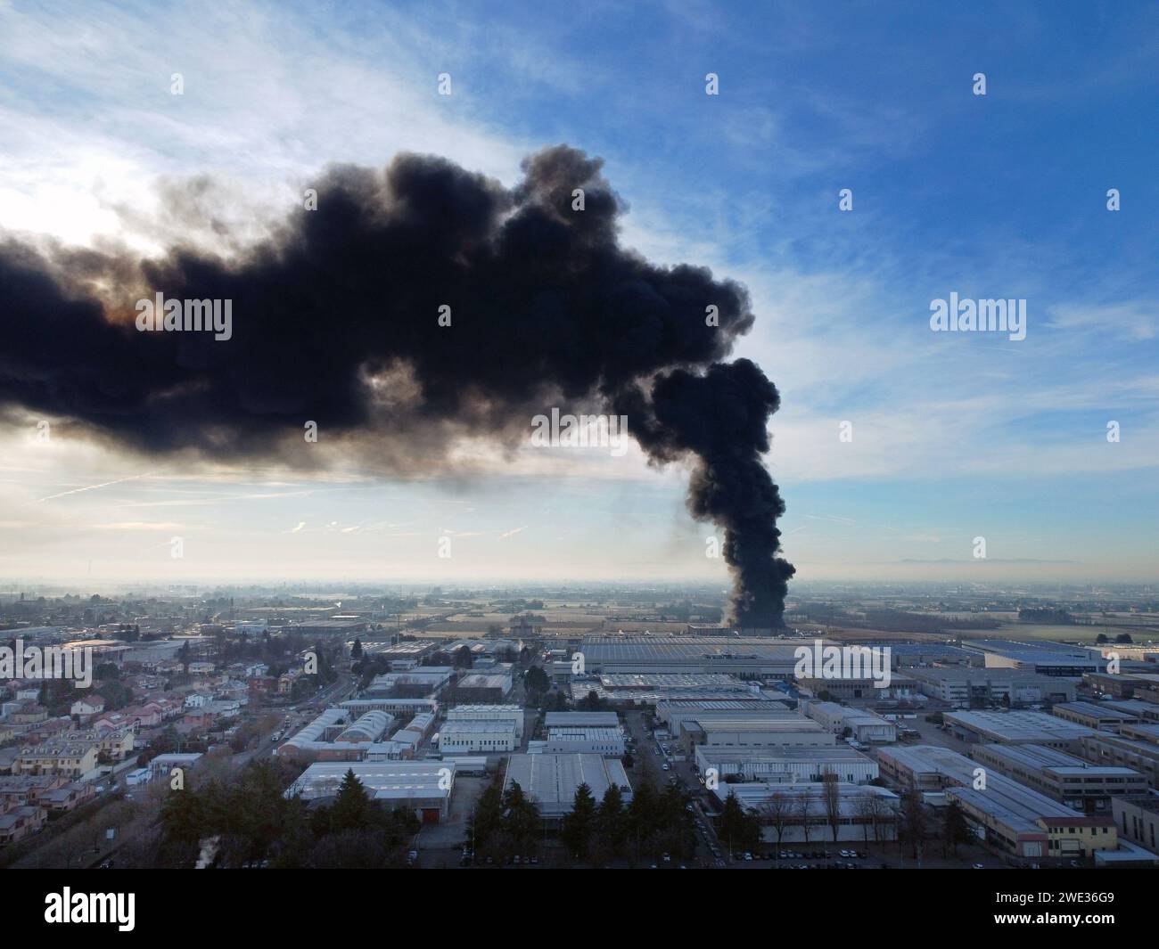 Veduta aerea del maggiore incendio nell'industria di Cavenago di Brianza, vicino a Milano, Italia. Incendio doloso nella città italiana. Nubi tossiche di fumo nero (22 gennaio 2024) Foto Stock