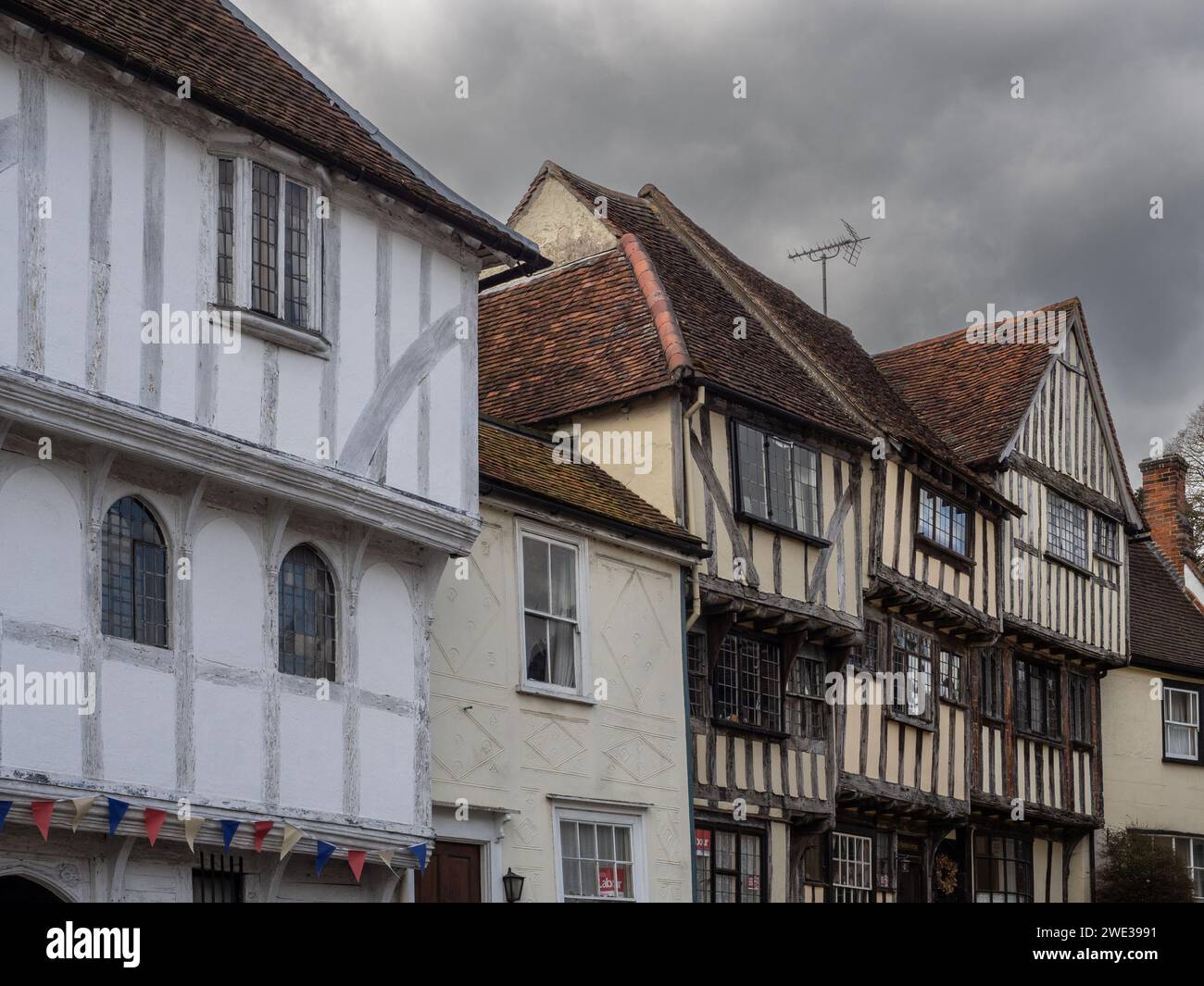 Fila di edifici storici in legno del XV secolo, centro città, Thaxted, Essex, Regno Unito Foto Stock